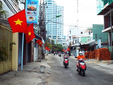 Ngày 2/9, theo ghi nhận của PV Dân trí nhà nhà, người người... ở TP Nha Trang hối hả treo cờ Tổ quốc để nhắc nhở mình về lịch sử hào hùng của dân tộc